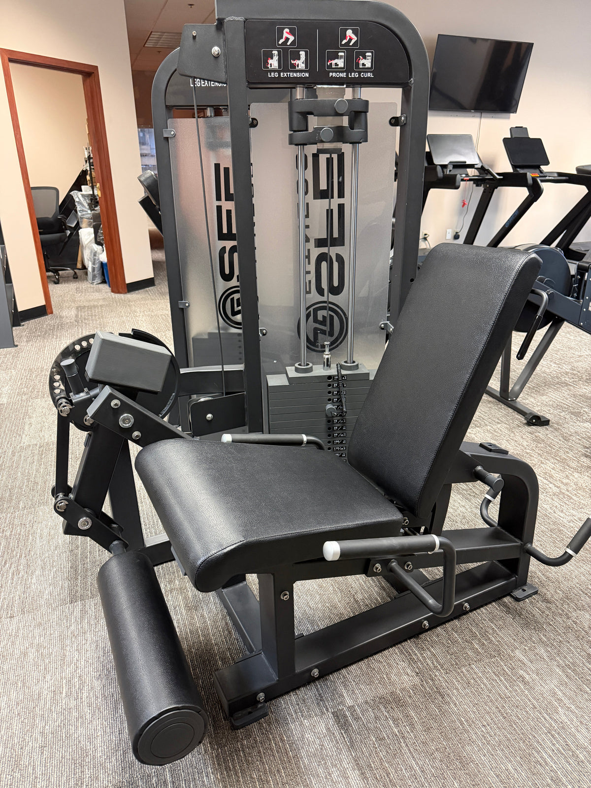 Selectorized Leg Extension & Prone Leg Curl Combo w/250lb weight stack (New)